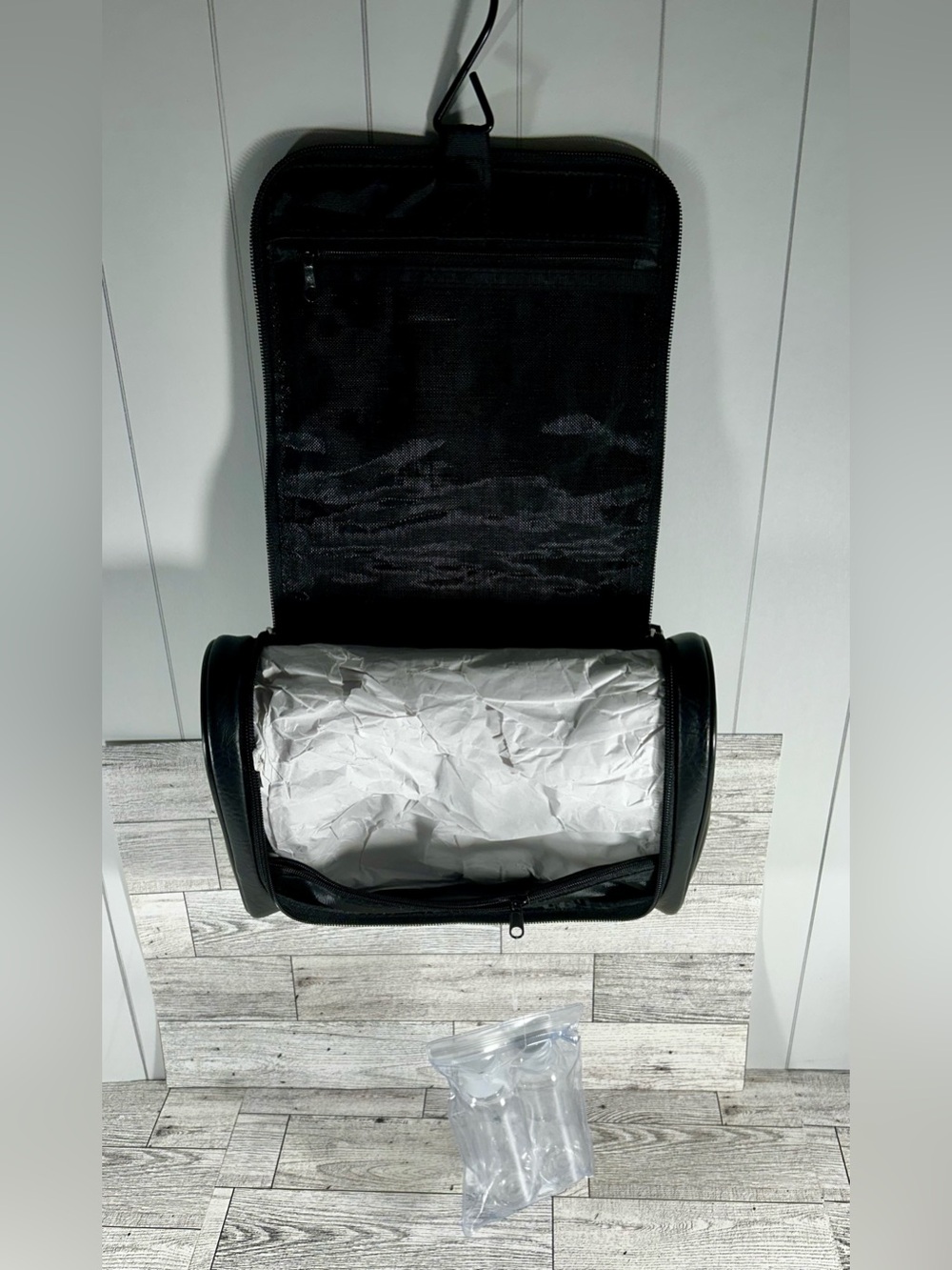 Penguin Munsingwear Men’s Hanging Toiletry Travel Kit Bag with Bottles Black NWT - Picture 12 of 14